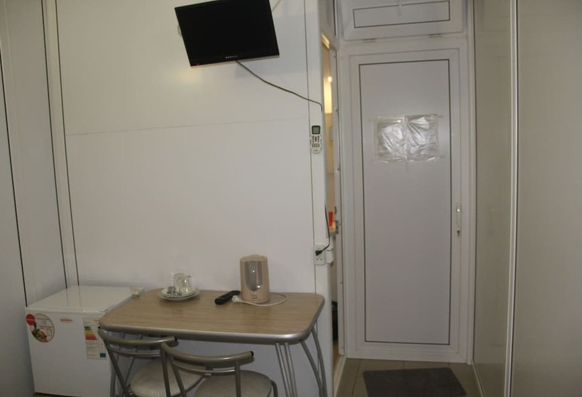 이코노미 룸, 9 May