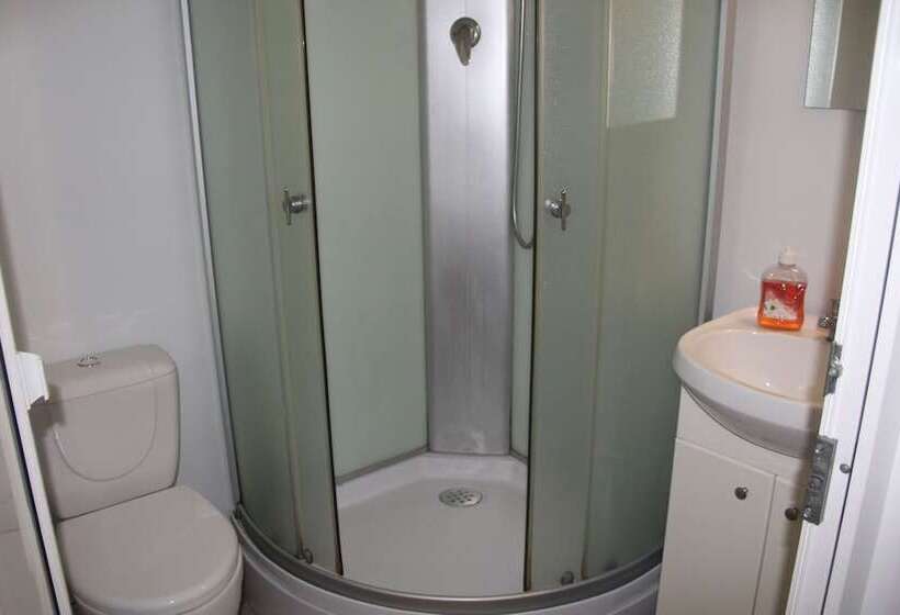 이코노미 트리플 룸, 9 May