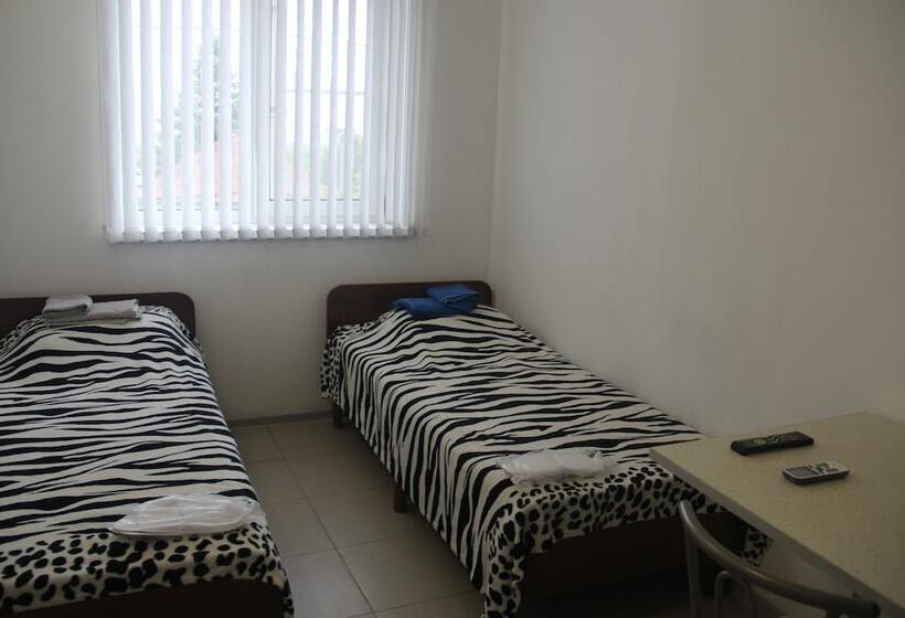 이코노미 트리플 룸, 9 May