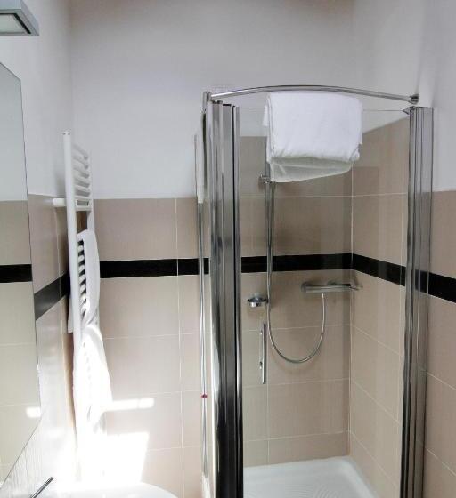 غرفة قياسية ثلاثية, Corte Santa Libera