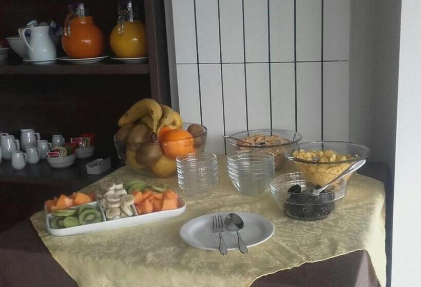 غرفة قياسية ثلاثية, Corte Santa Libera