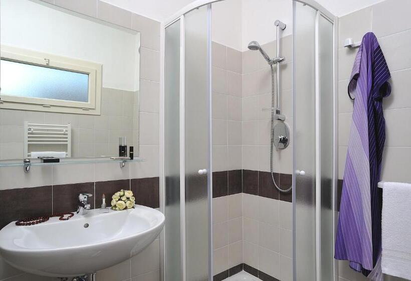 غرفة قياسية, Favorita