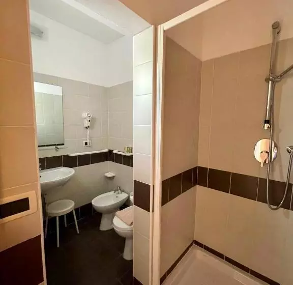 Standard Kolmen Hengen Huone, Favorita