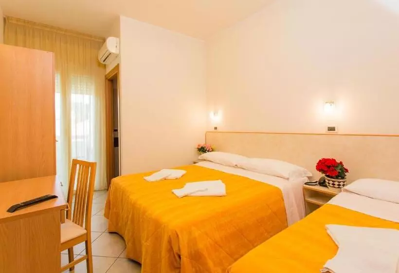 Standard Kolmen Hengen Huone, Favorita