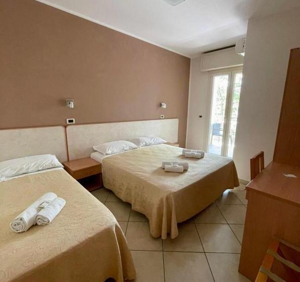 غرفة قياسية ثلاثية, Favorita