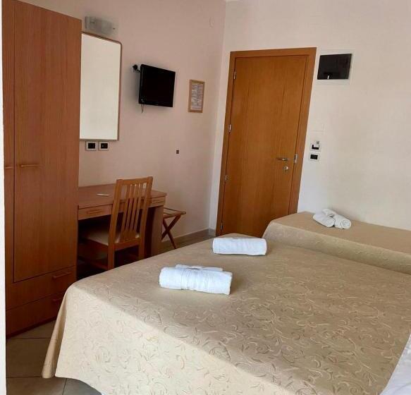 غرفة قياسية ثلاثية, Favorita