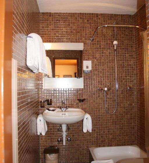 חדר סטנדרט לשלושה, Fiescherhof