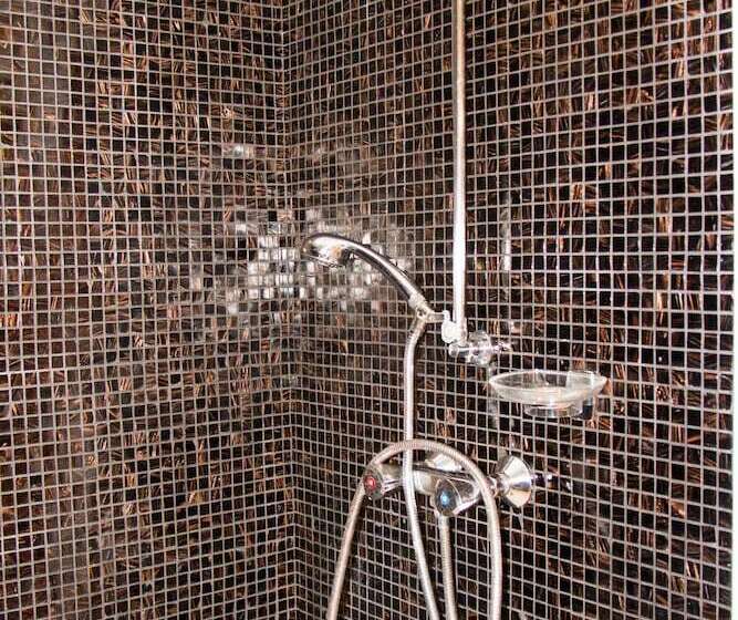 标准三人间, Hôtel Du Trosy Clamart