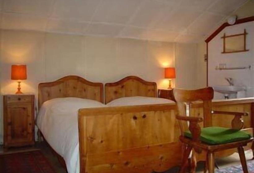 חדר סטנדרט לשלושה, Hermitage