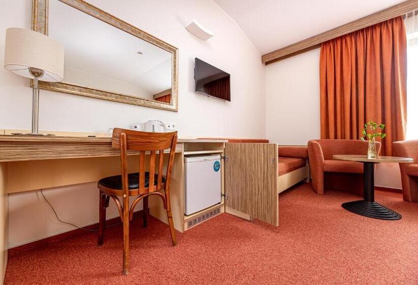 اتاق خانوادگی, Info