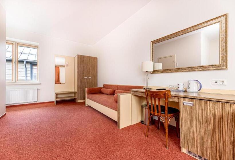 اتاق خانوادگی, Info