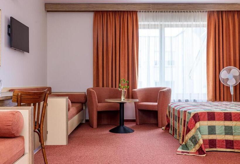 اتاق خانوادگی, Info