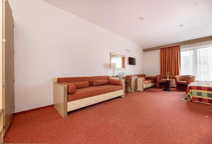 اتاق خانوادگی, Info