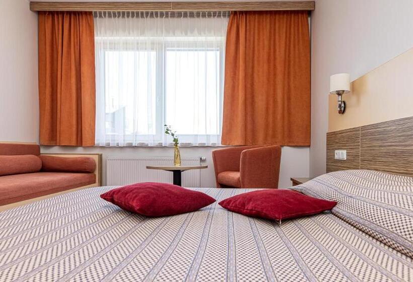 اتاق راحتی سه تخته, Info