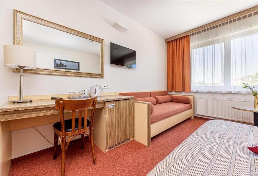 اتاق راحتی سه تخته, Info