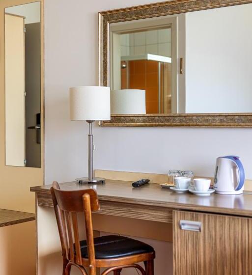 اتاق راحتی سه تخته, Info