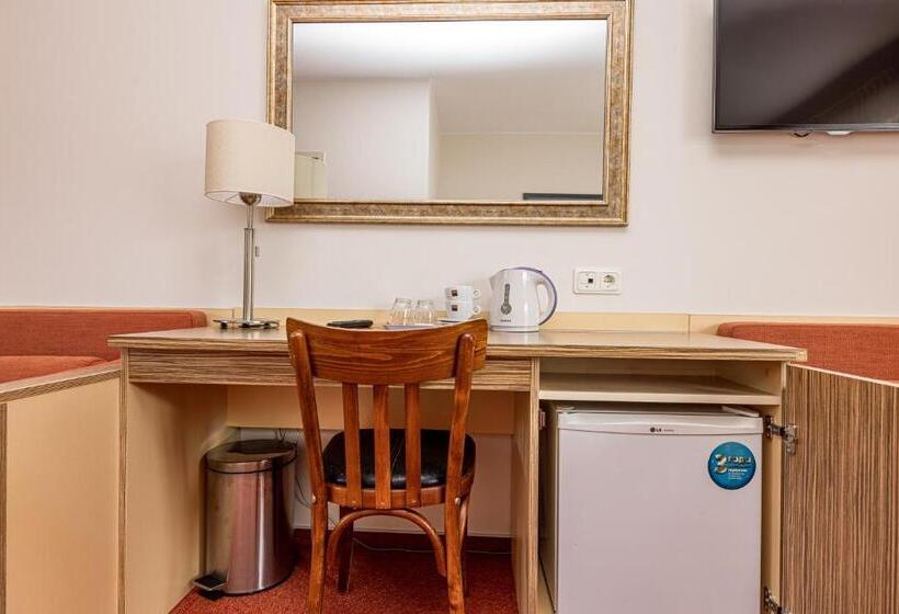 اتاق خانوادگی, Info