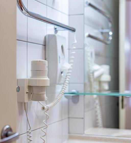 اتاق خانوادگی, Info