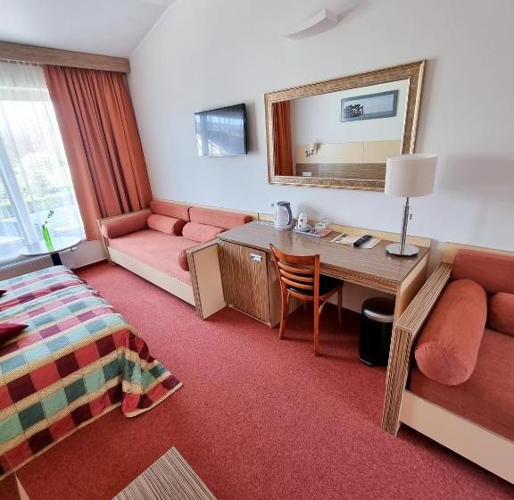 اتاق خانوادگی, Info