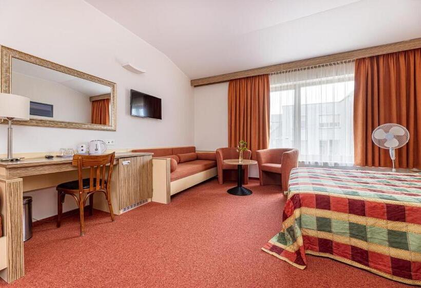 اتاق خانوادگی, Info