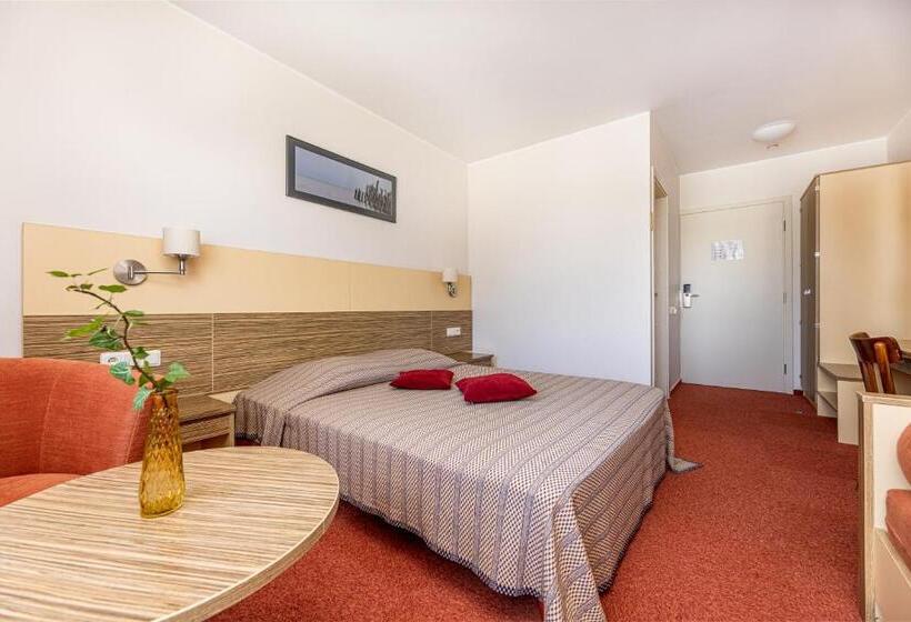 اتاق راحتی سه تخته, Info