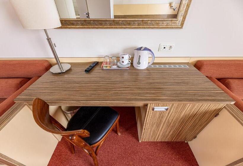 اتاق خانوادگی, Info