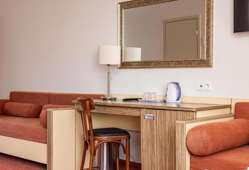 اتاق خانوادگی, Info