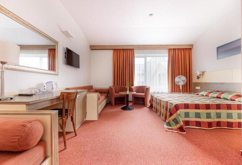 اتاق خانوادگی, Info