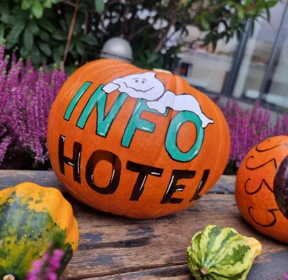 اتاق راحتی سه تخته, Info