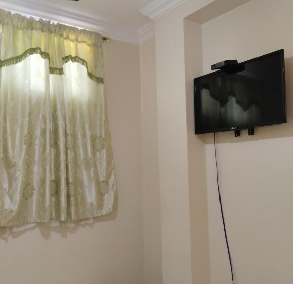 חדר סטנדרט יחיד, Jeshua Simmonds