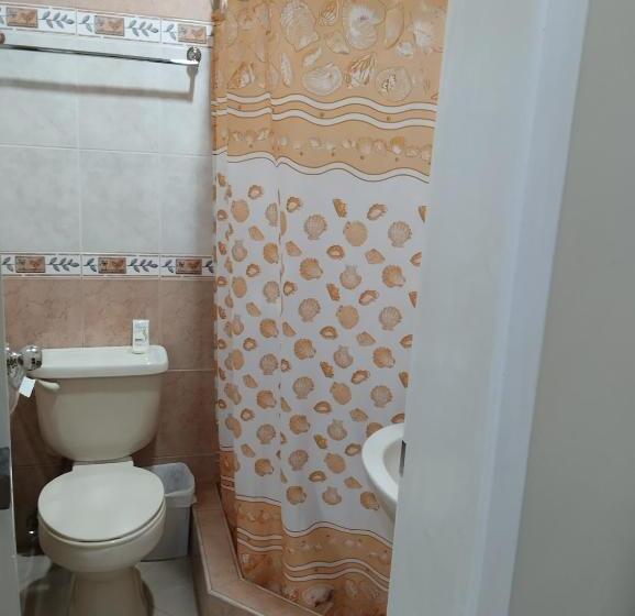 חדר סטנדרט יחיד, Jeshua Simmonds