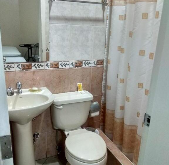 חדר סטנדרט יחיד, Jeshua Simmonds