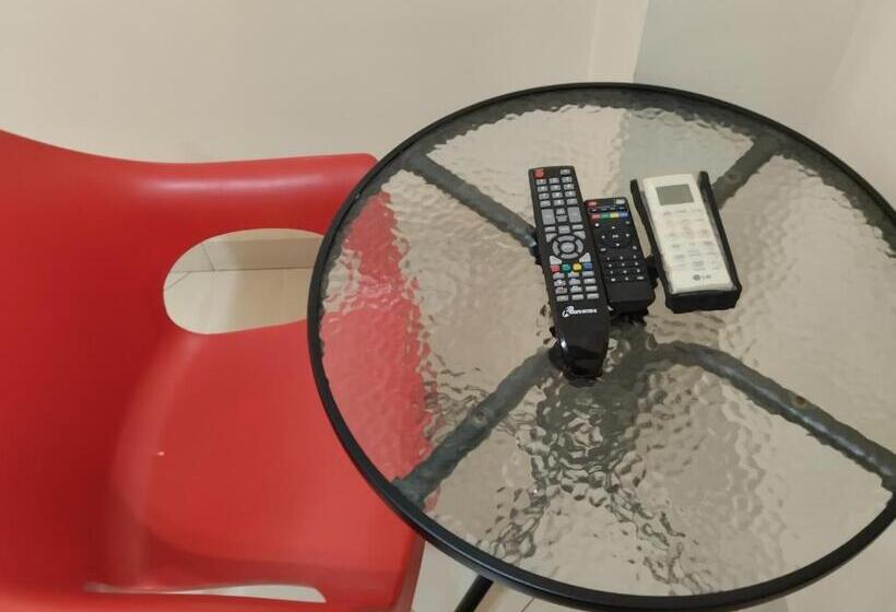 חדר משפחתי, Jeshua Simmonds