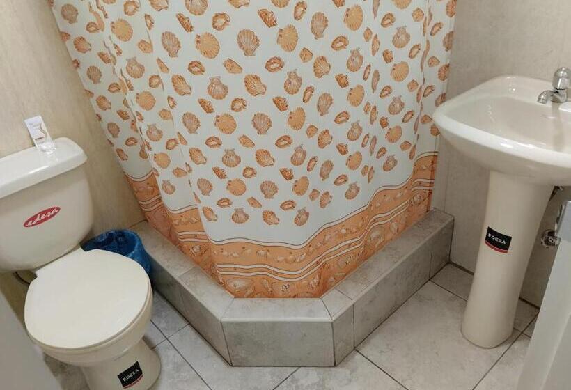 חדר משפחתי, Jeshua Simmonds