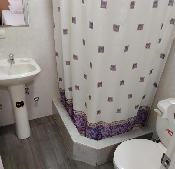 חדר משפחתי, Jeshua Simmonds