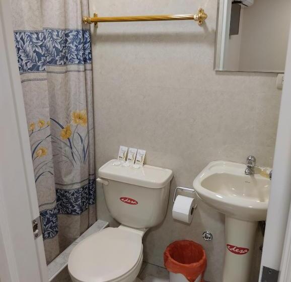 חדר משפחתי, Jeshua Simmonds