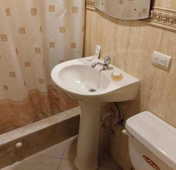 חדר משפחתי, Jeshua Simmonds