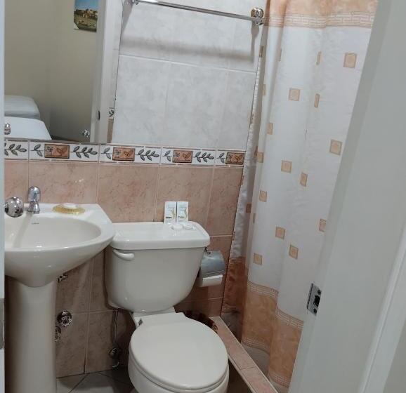 חדר משפחתי, Jeshua Simmonds