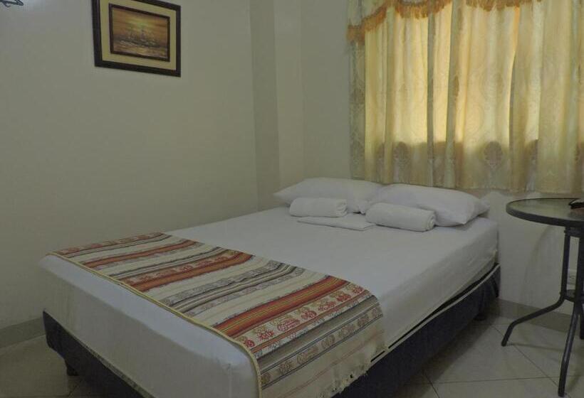 חדר סטנדרט לשלושה, Jeshua Simmonds