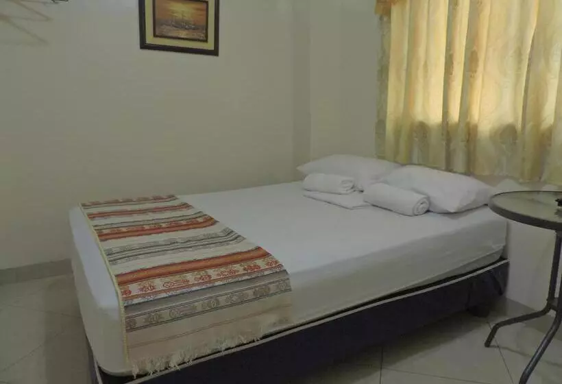 3-Bett-Standardzimmer, Jeshua Simmonds