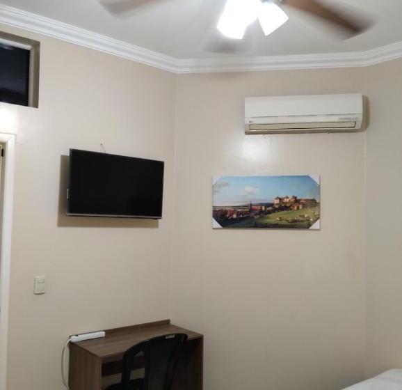 חדר סטנדרט לשלושה, Jeshua Simmonds