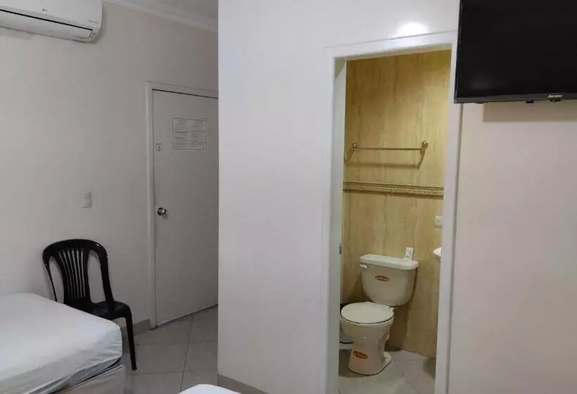 3-Bett-Standardzimmer, Jeshua Simmonds