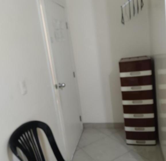 חדר סטנדרט לשלושה, Jeshua Simmonds