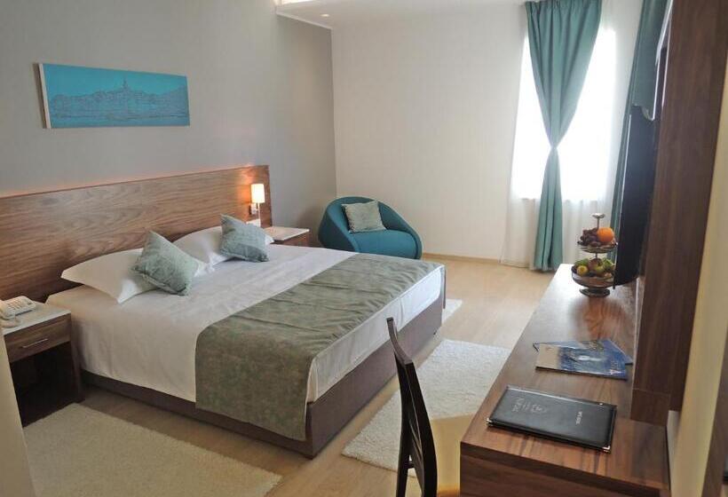 غرفة إدارية مطلة على الحديقة, Korsal