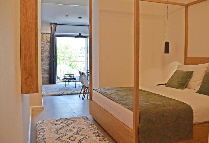 جناح مطلّ علي البحر, Korsal