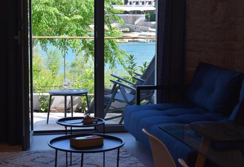 جناح مطلّ علي البحر, Korsal