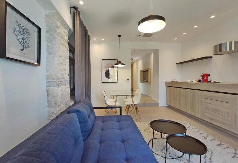 جناح مطلّ علي البحر, Korsal