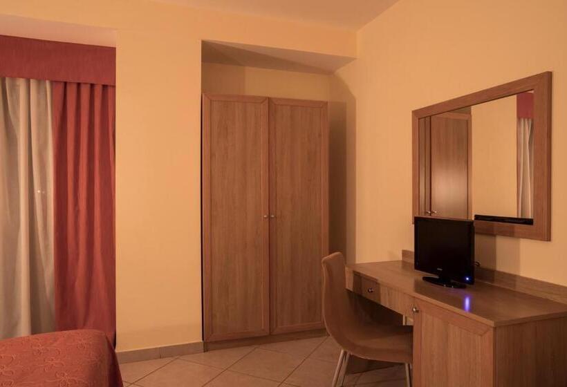 חדר סטנדרט לשלושה, Manhattan Village