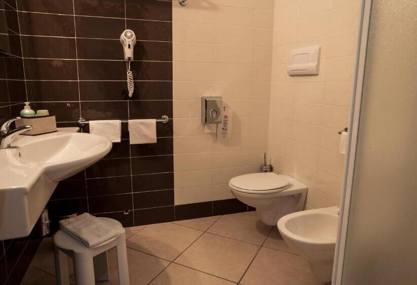 חדר סטנדרט לשלושה, Manhattan Village