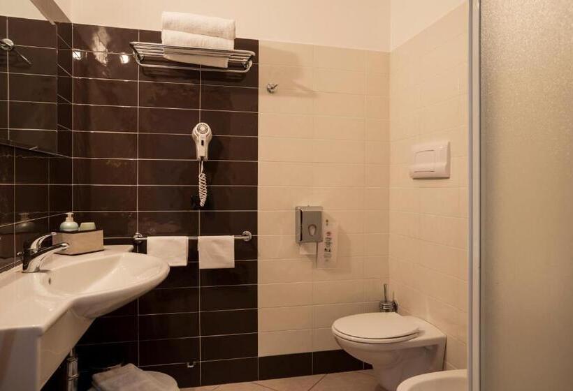 חדר סטנדרט לשלושה, Manhattan Village